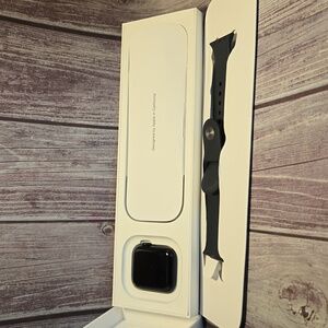 Apple Watch: SE 2nd Gen: 40mm Midnight ACTIVATION LOCKED to posher @stylin13